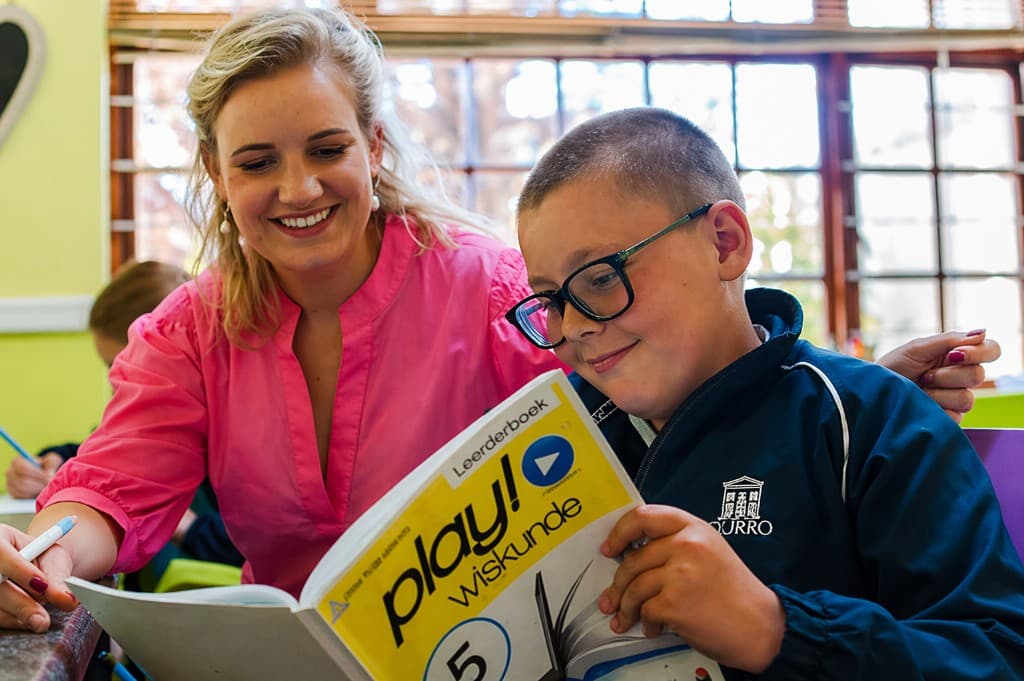 Lurindi tutoring a learner at Wen Wiskunde Eversdal